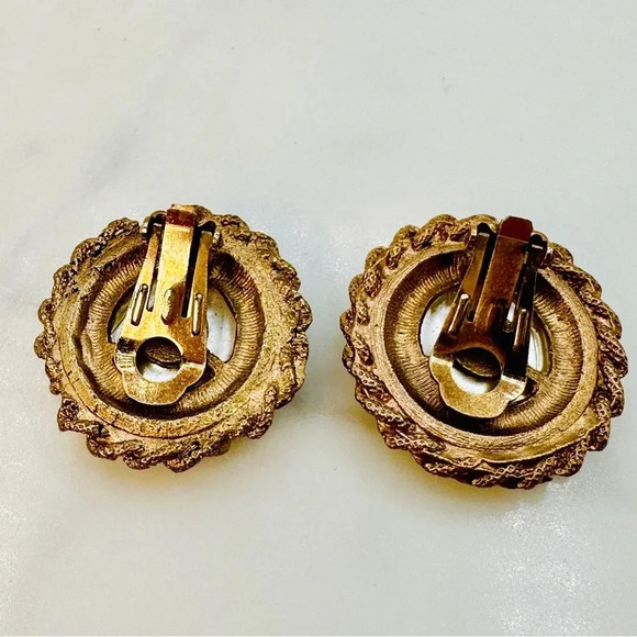 Vintage Mabe’ Faux Pearl Earrings Clip On Gold-tone Rope Surround Button… - Picture 2 of 7